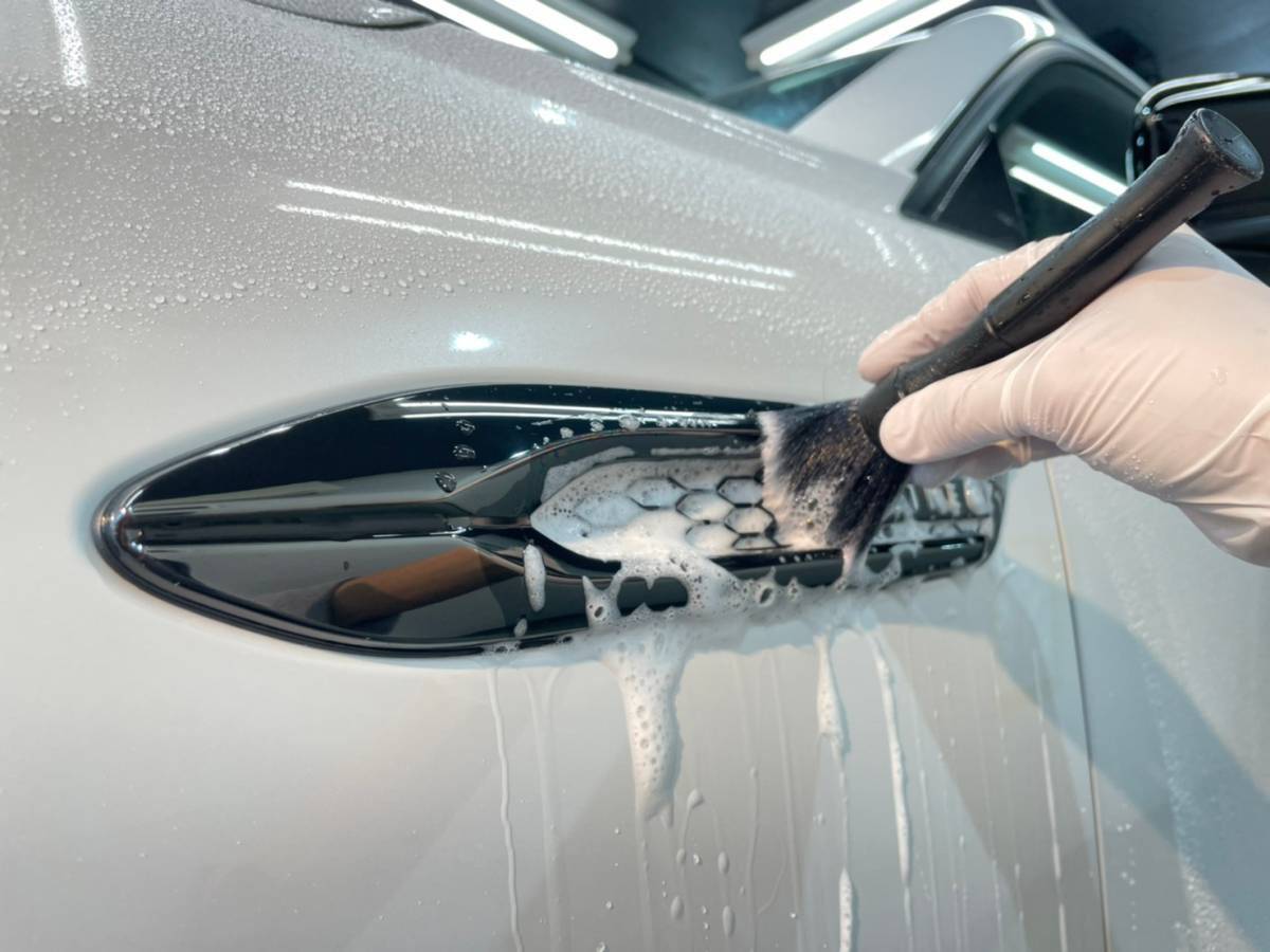 マツダの新車の細部洗浄