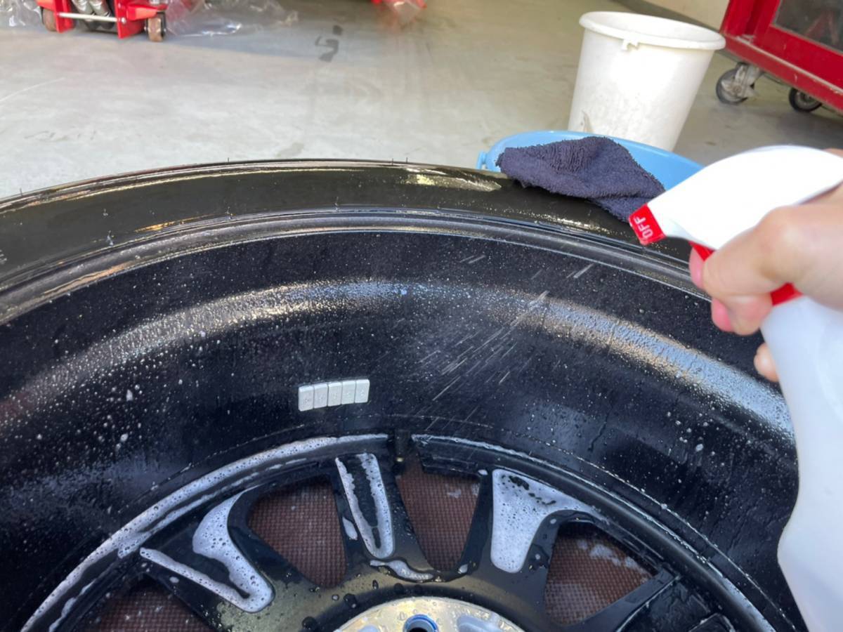 車体から外してホイールコーティングをする店