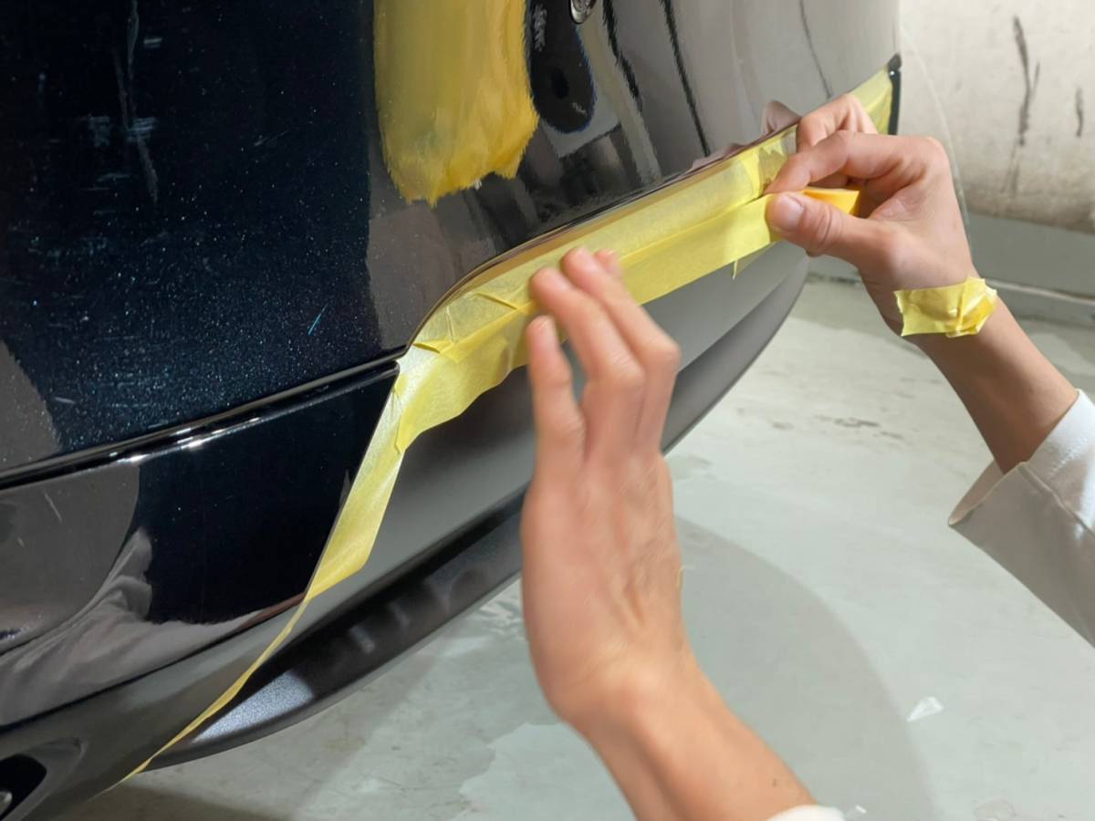 新車でも磨き前にマスキングをする東京のコーティング専門店