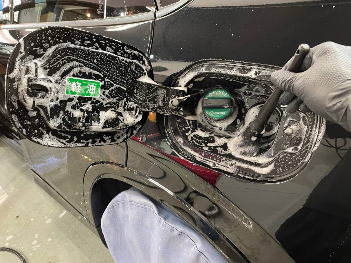 ボディの油分やシリカスケールなどの無機汚れ専用ケミカルで除去