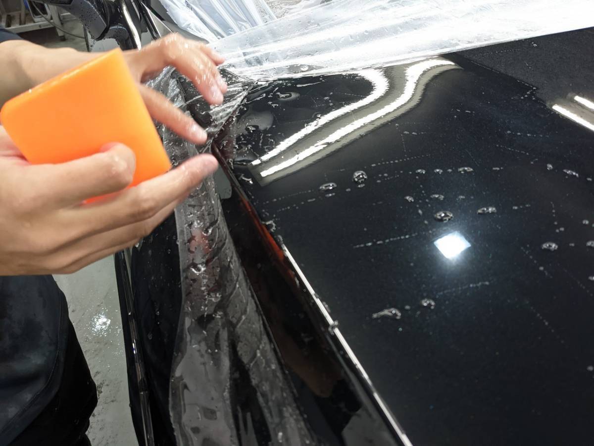 ボンネット裏側へプロテクションフィルムを巻き込んで施工