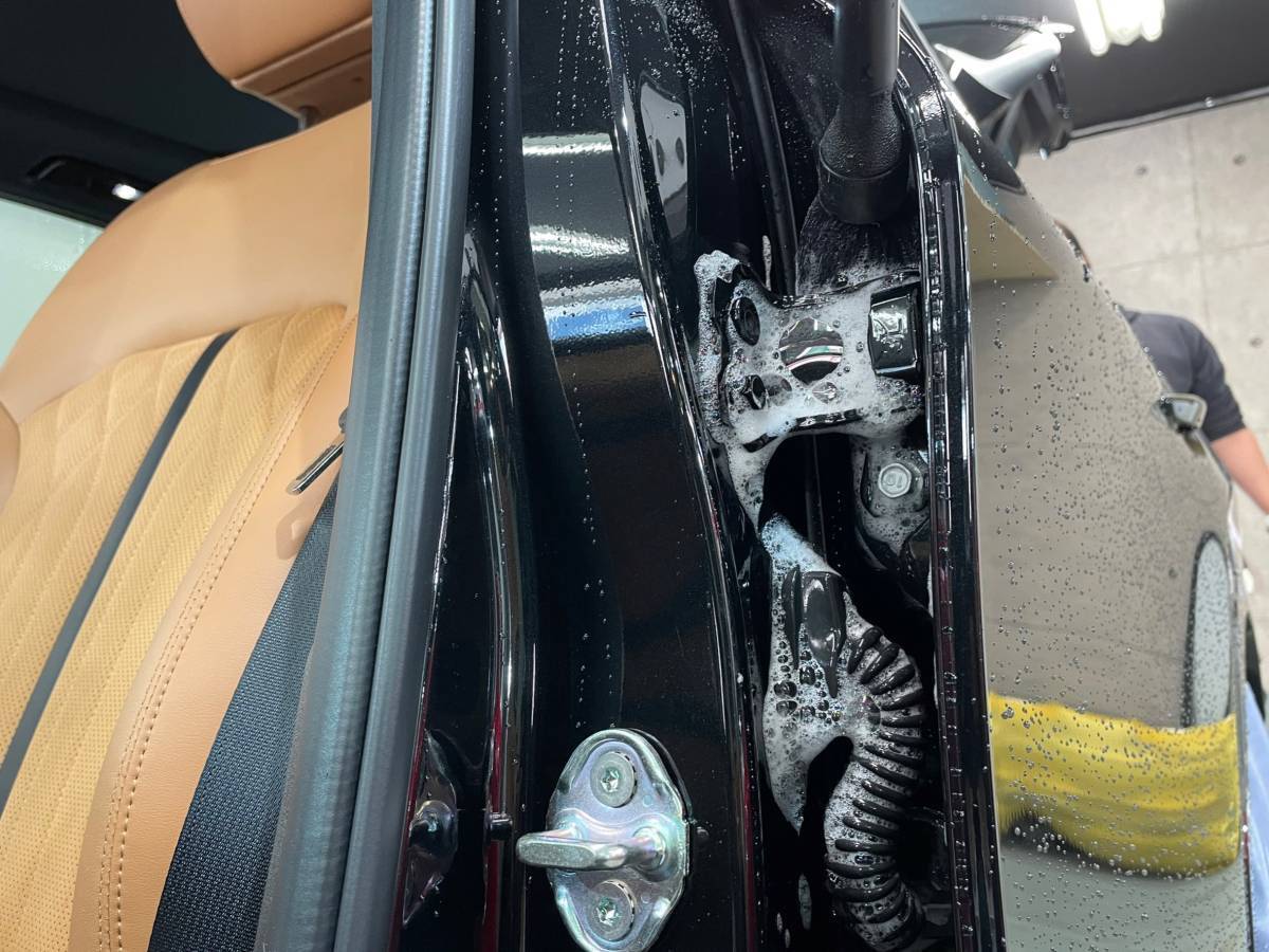 ドアヒンジのオーバーグリスのクリーニング方法