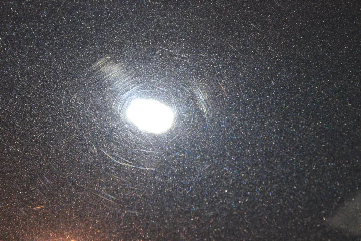 ボンネットの均一な塗装の肌目