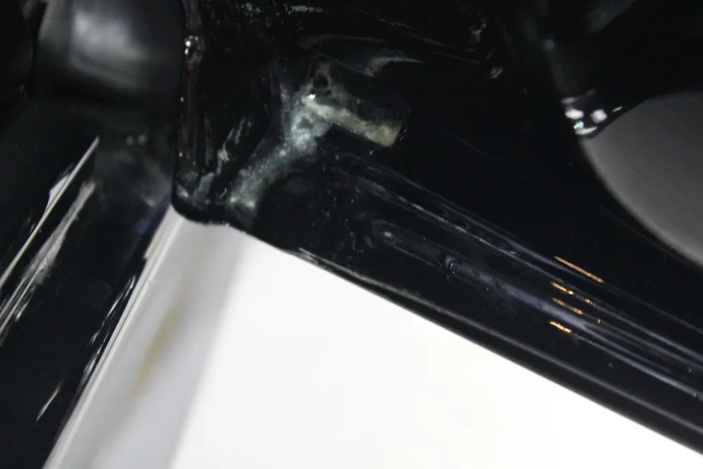 グリス流出の原因