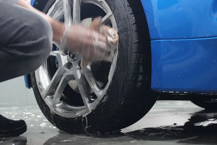 アルピーヌのコーティング施工前のクリーニング