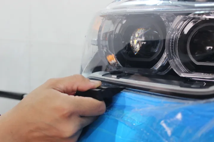 ヘッドライトの透明プロテクトフィルム
