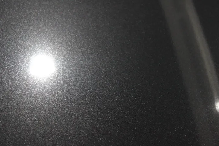 BMWのボンネットフードの磨き前