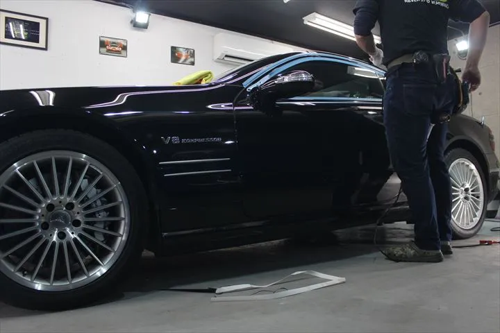 メルセデスベンツSLのウインドーモールラッピング