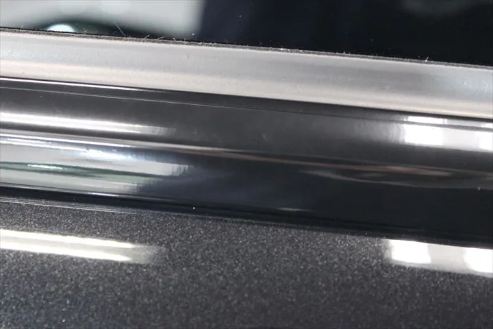 モールのグロスブラックフィルム施工