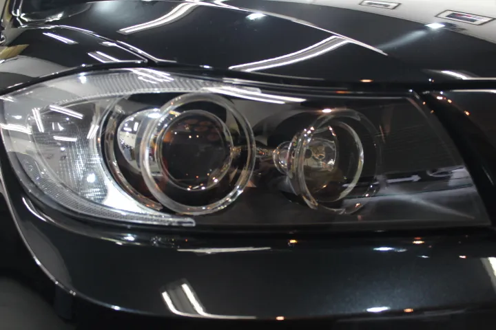 BMW320のヘッドライトへプロテクションフィルム施工