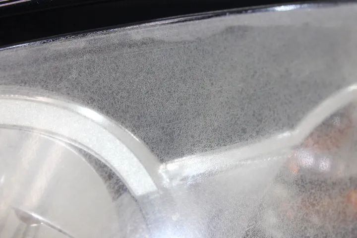 輸入車のヘッドライトのクラック