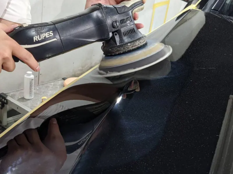 E450のファーストポリッシュでボディの粗方の肌目出しとキズの除去