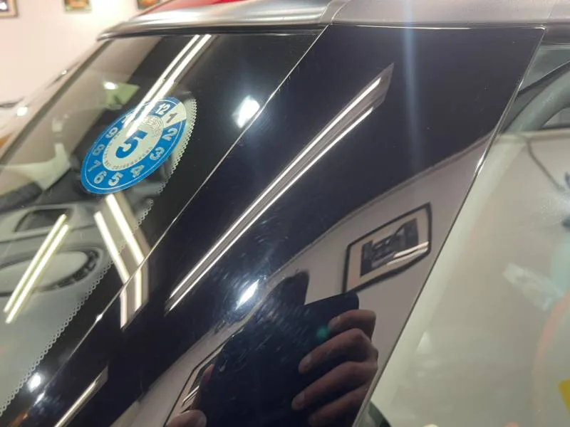 ピアノブラックのピラーは傷が目ちやすい