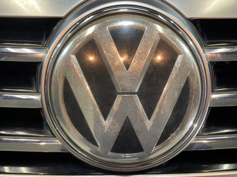 ワーゲンのエンブレムの劣化を磨きで再生