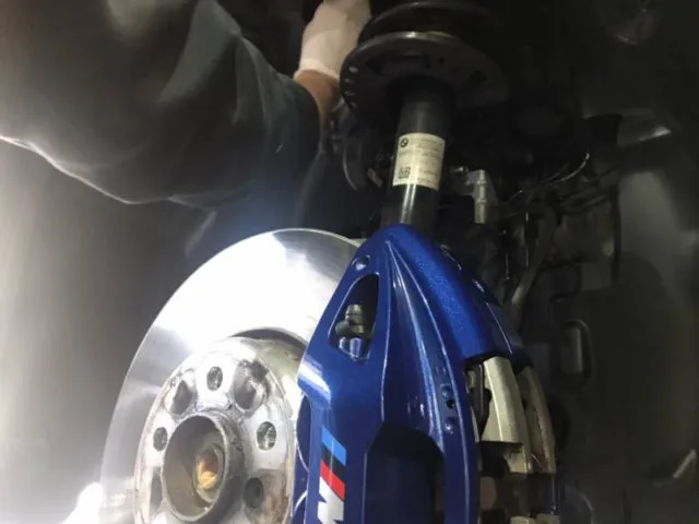 タイヤハウス内の樹脂部分のコーティング