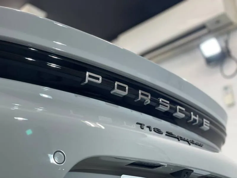 ポルシェのエンブレムやオーナメント