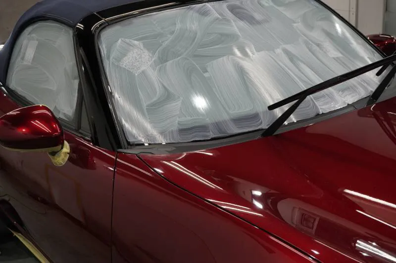 窓ガラスのコーティング前の酸化セリウムを使用した下地処理例