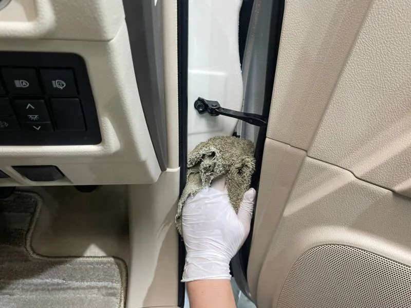 トヨタランクルプラドのヒンジ周辺に飛び散ったオーバーグリスの処理