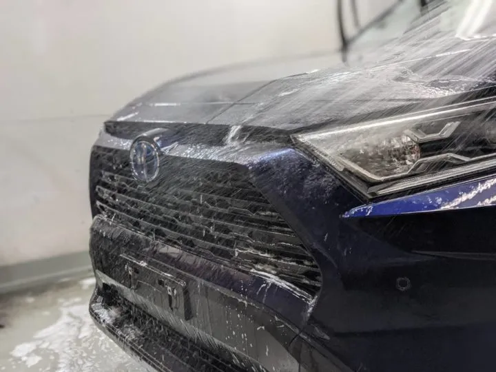 座間からご来店のトヨタRAV4のガラスコーティング