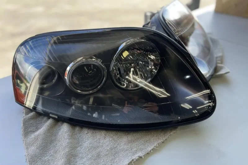 スープラのヘッドライトプロテクションフィルムができる東京の車磨き専門店