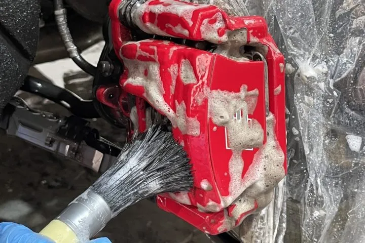 ブレーキキャリパーの精密クリーニングができる東京のコーティング専門店