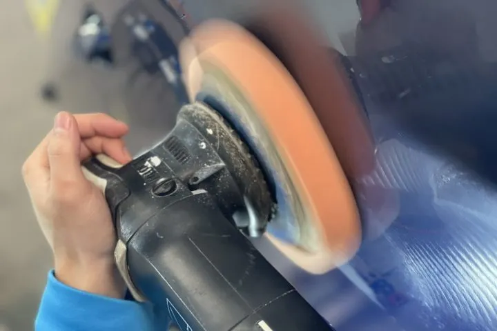 BMWのボディ磨き職人がいる東京のコーティング専門店