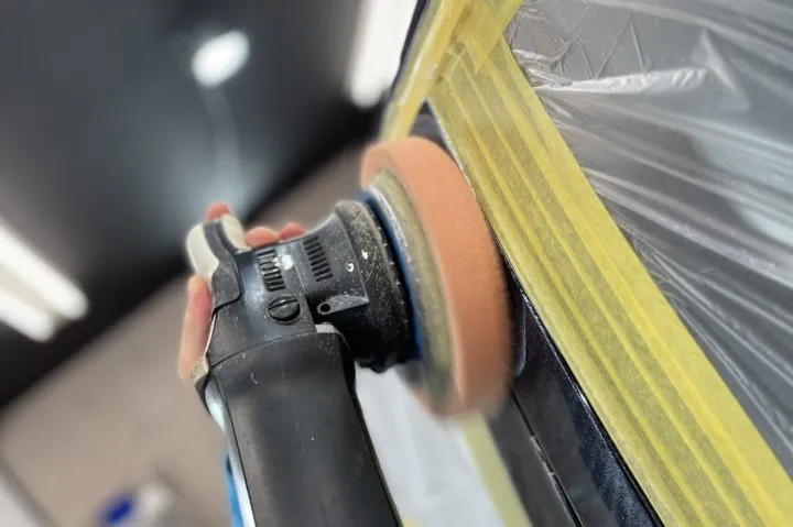 Bピラーを磨く画像