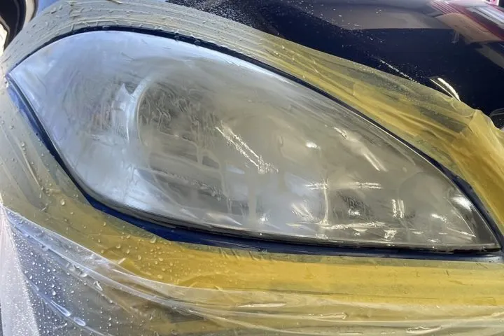 ベンツAクラスのヘッドライトの黄ばみ除去