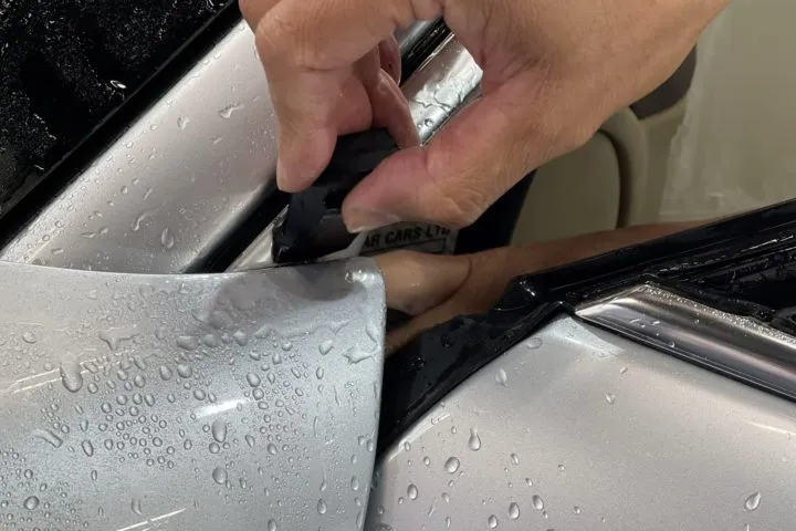 アルマイトウインドーモールのプロテクションフィルム施工ができる東京のコーティング専門店