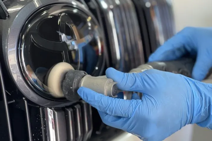 東京でエンブレムのポリッシング