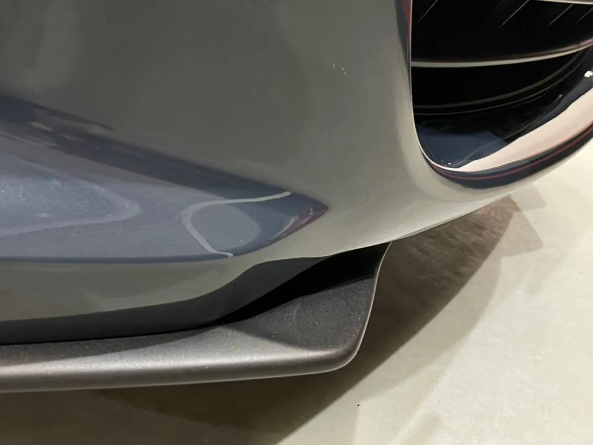 細部洗浄後の車のバンパー