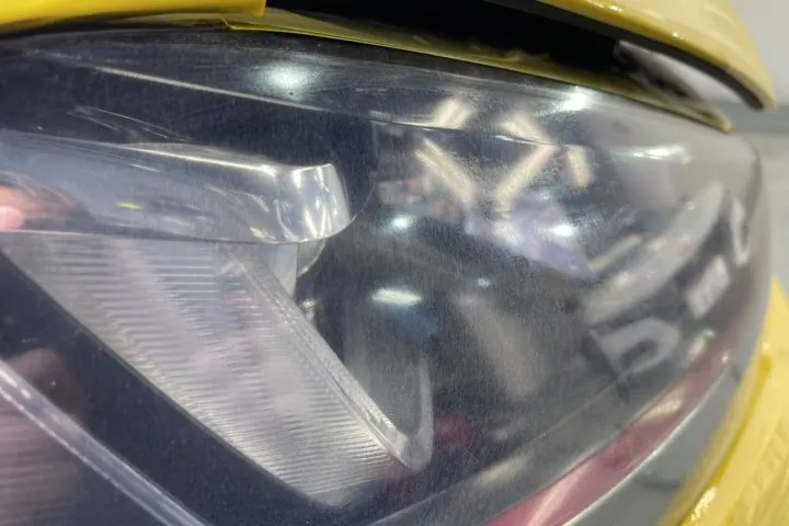 東京のヘッドライトのヒビを取れる店