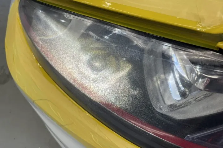 東京のゴルフのヘッドライトのクラック除去磨き