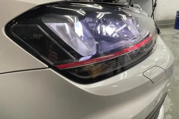 東京でヘッドライト交換のその前に磨き+W施工