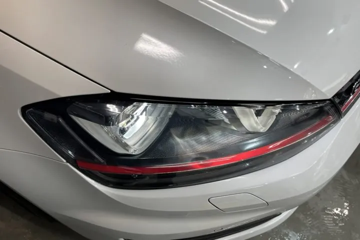 ライト点灯状態で鋭角から見るヘッドライト