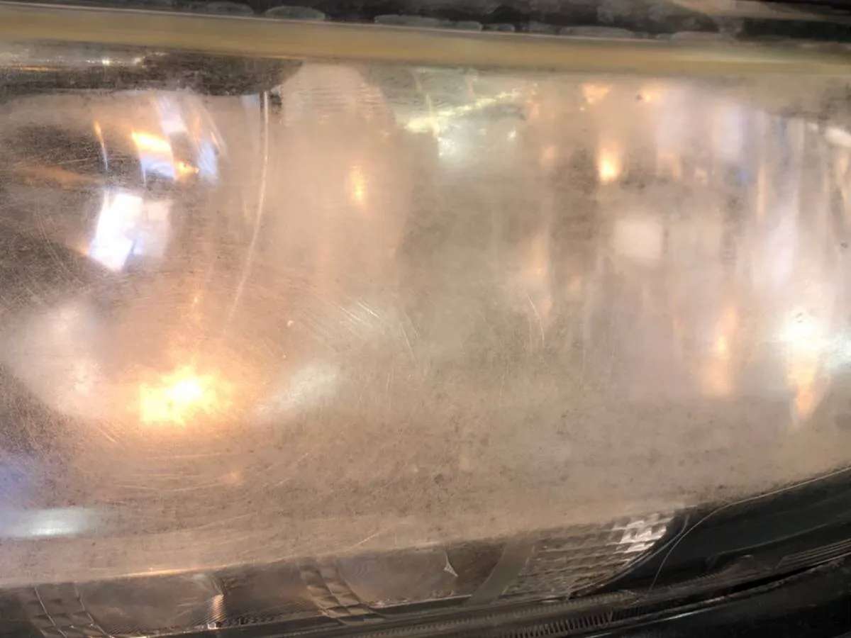 車検に通らないレベルのヘッドライトの黄ばみと白濁