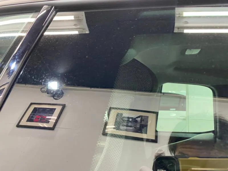 BMWi3の窓ガラスの下地処理と撥水加工