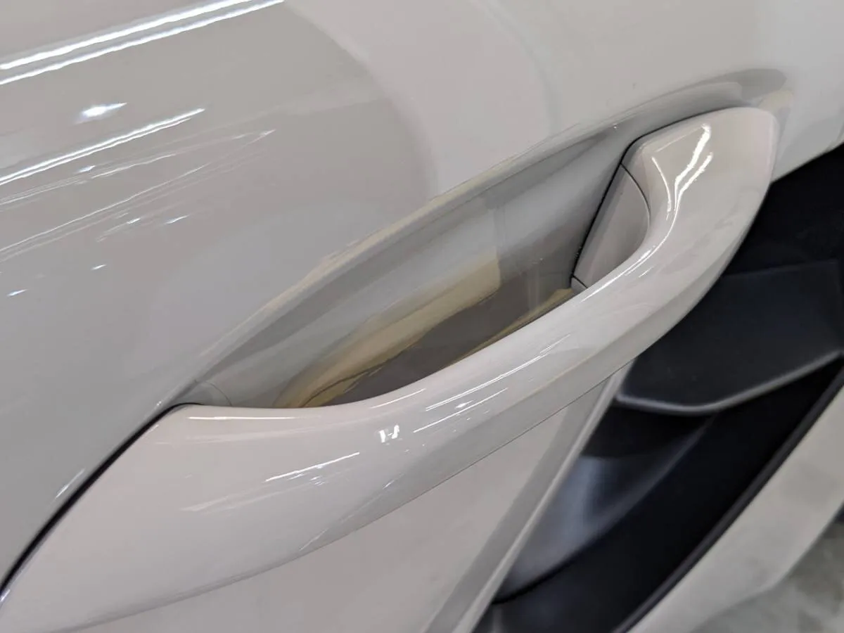 ドアハンドルへのプロテクションフィルムをワンオフ型取り施工