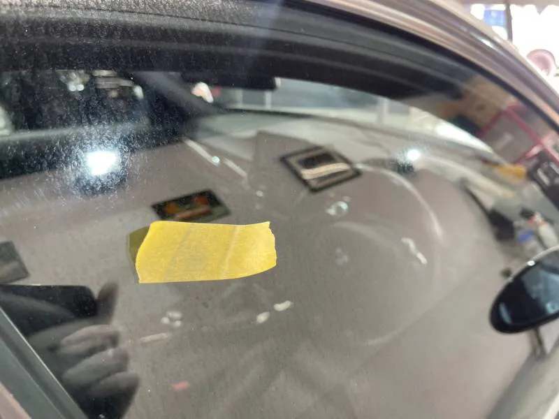 酷くウロコが堆積した窓ガラス