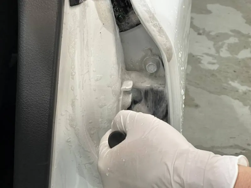 ドアヒンジ類の油脂汚れをクリーニング