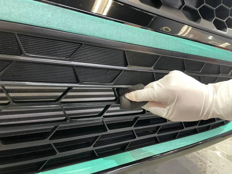 未塗装樹脂パーツ専用のコーティング剤で保護