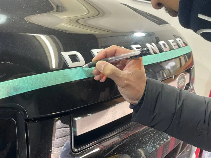 エンブレムの位置決め方法