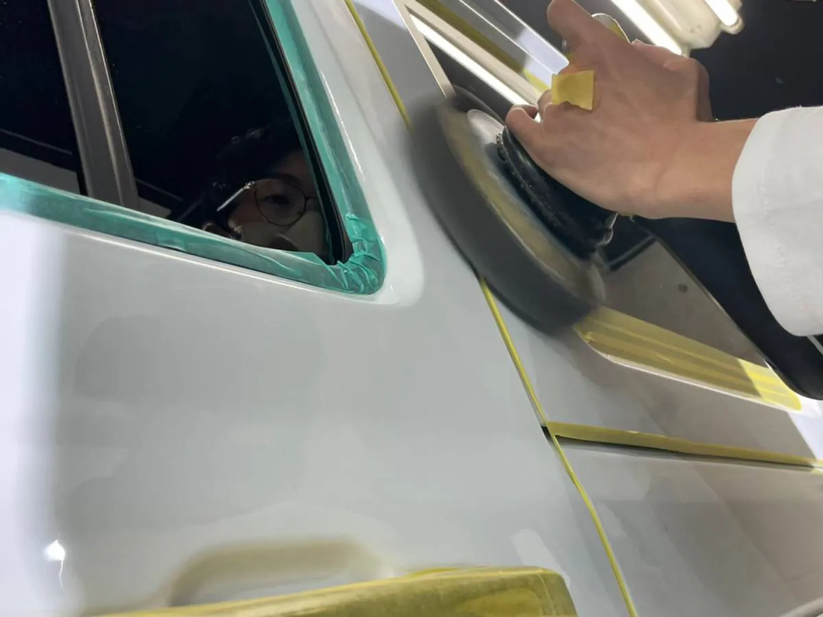 車の塗装の極超微粒子水溶性コンパウンドでの仕上げ