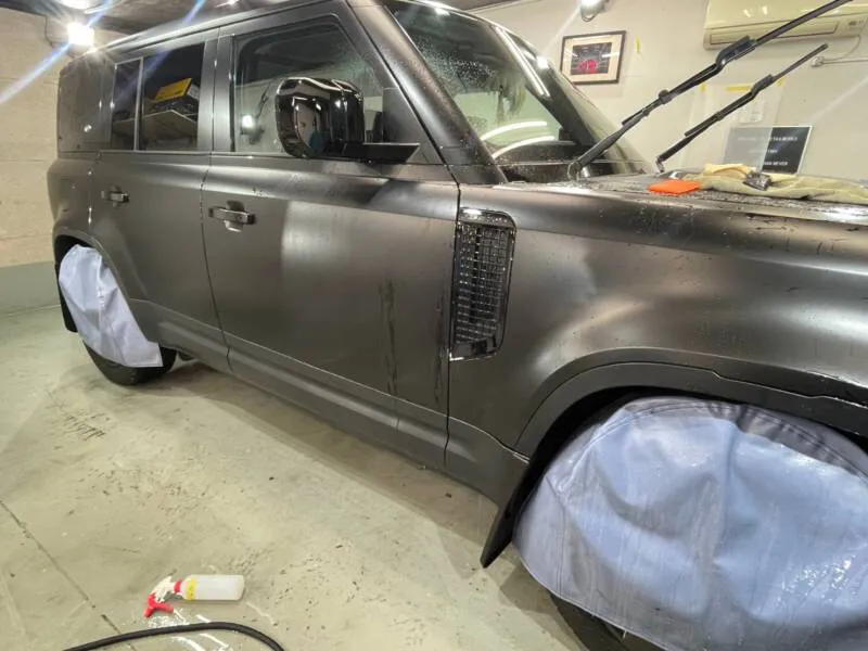 ランドローバーディフェンダーのプロテクションフィルム施工風景