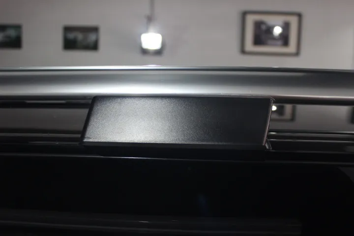 ルーフレールの磨きと透明フィルム仕上げ