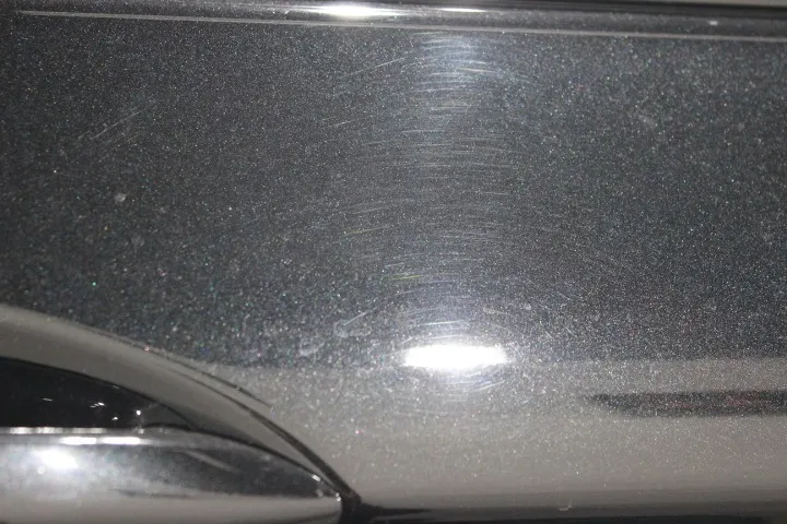 スクラッチで隠れた塗装のメタリック