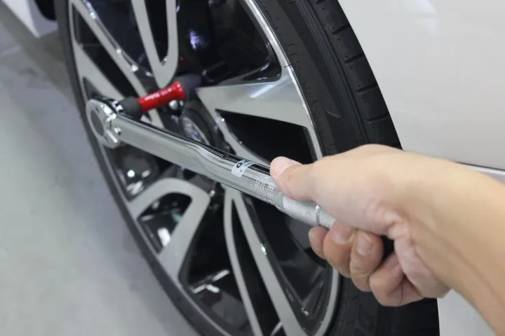 トルクレンチでのホイール締め付け