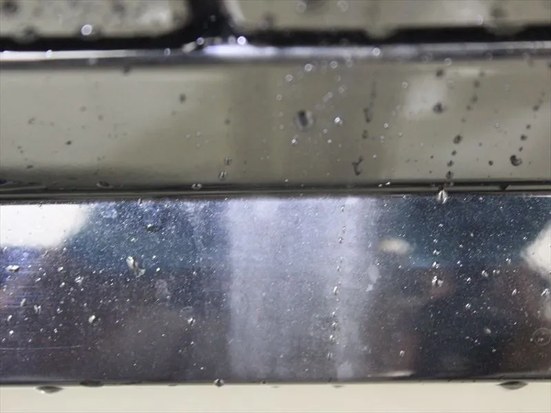 ロッカーパネルへ流れたヒンジグリス