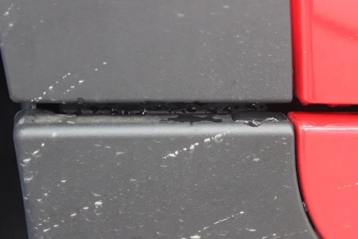 樹脂部のパネルの隙間の汚れ