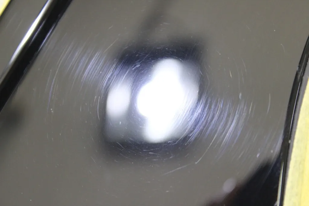 Cピラーのバフ傷